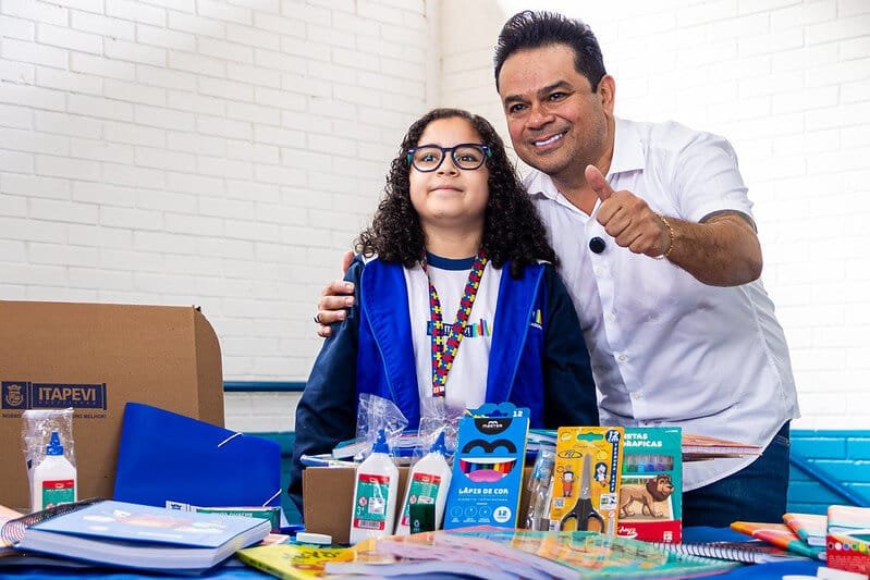 Prefeito Teco entrega uniformes para alunos da rede municipal de ensino