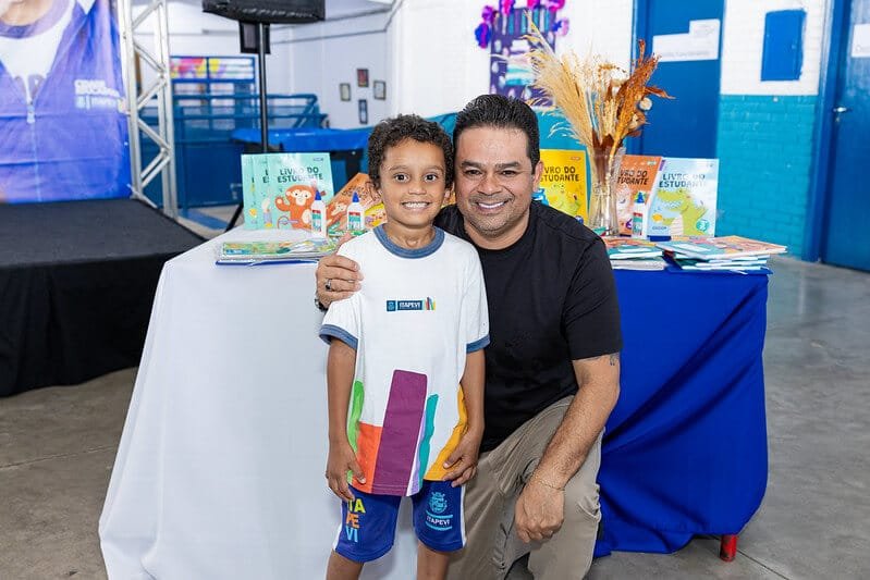 Prefeito Teco entrega uniformes para alunos da rede municipal de ensino