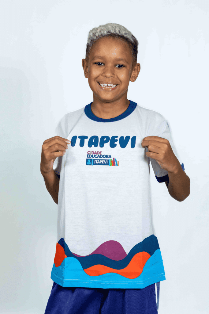 Prefeito Teco entrega uniformes escolares para alunos da rede municipal de Itapevi
