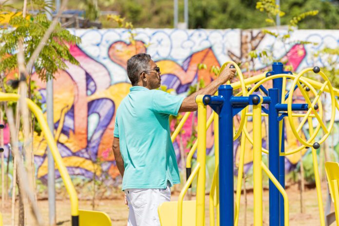Idosos se exercitando em academia ao ar livre no Brasil