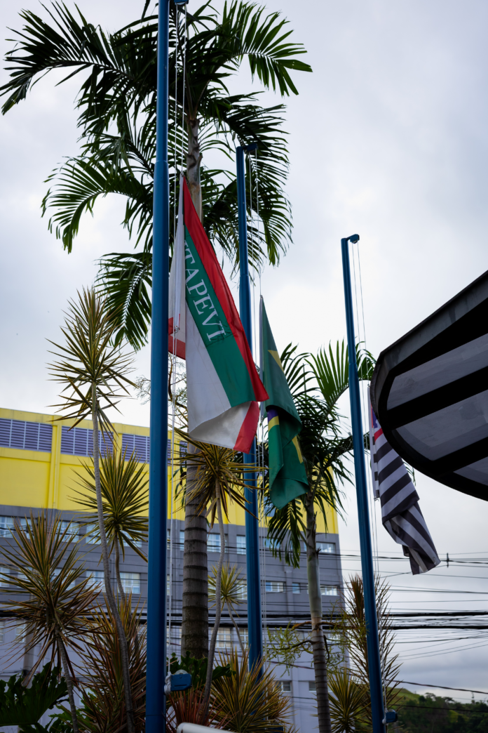 bandeiras-meio-mastro-itapevi-papa