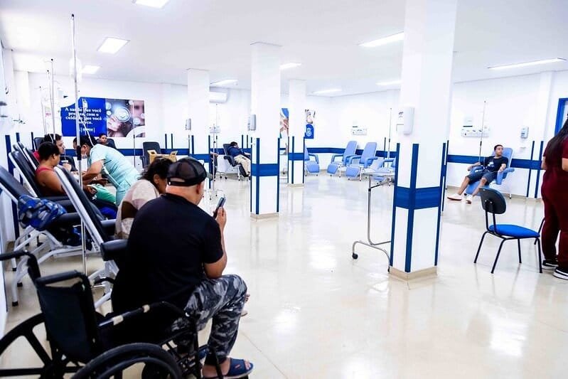 Pacientes recebem hidratação no novo centro exclusivo de atendimento à dengue.